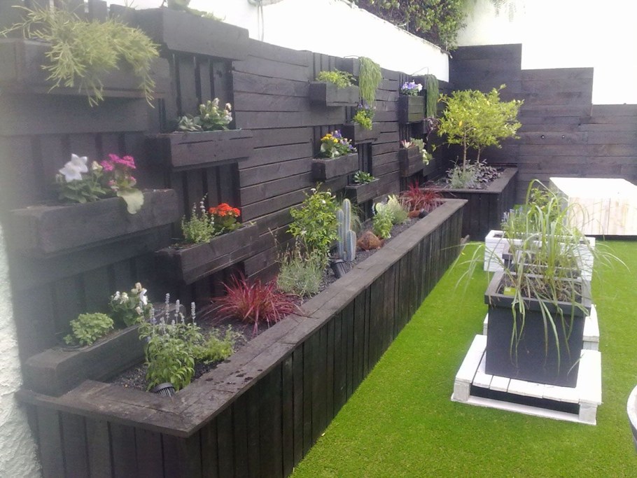 Красивый забор между соседями