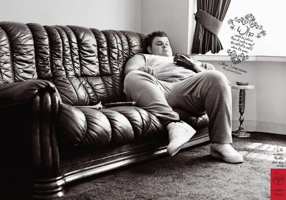 Человек лежит на диване