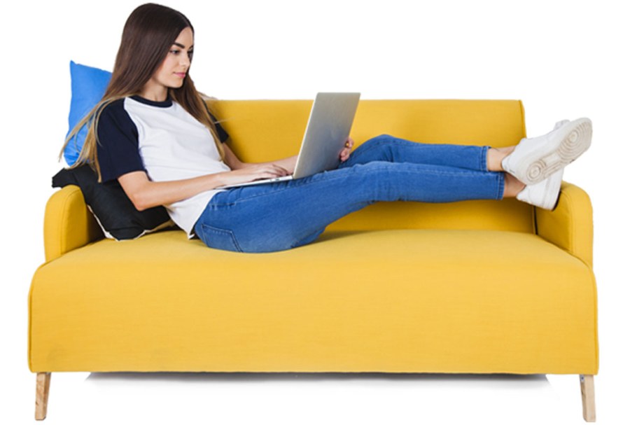 Лежание на диване