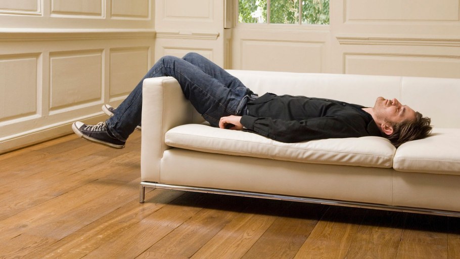 Человек на диване