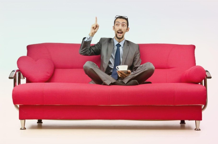 Человечек лежит на диване