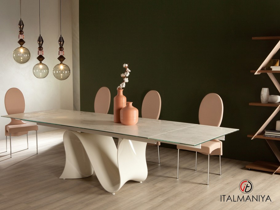 Веер на столе