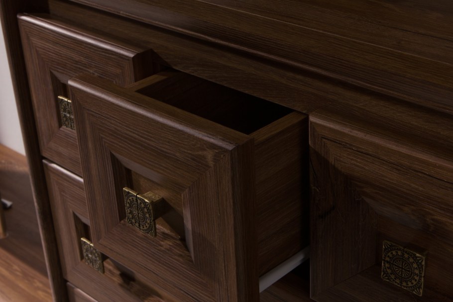 Высокие комоды в интерьере