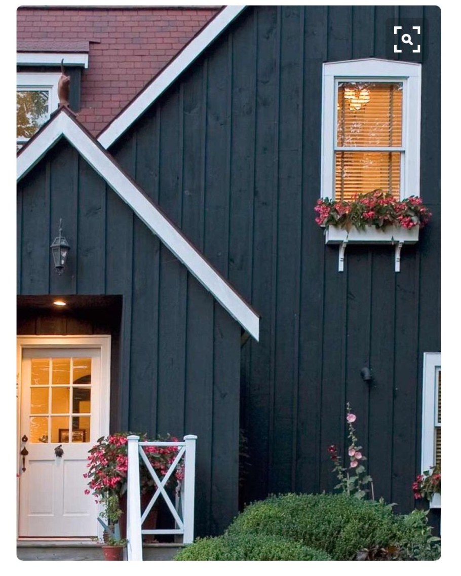 Дачный дом голубого цвета