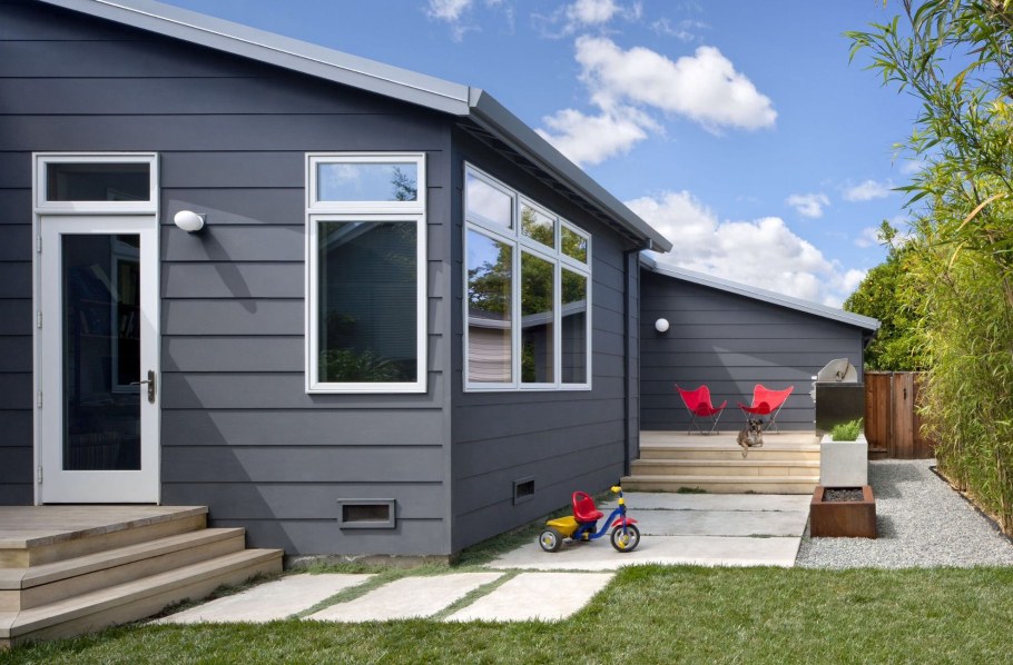 Красный фасад дома