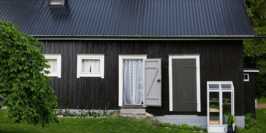 Разноцветные домики на даче