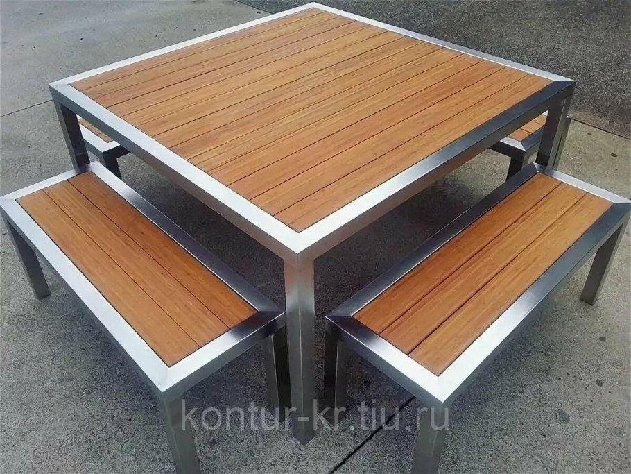 Деревянный диван с подушками для дачи