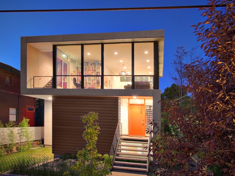 Маленький двухэтажный домик с плоской крышей