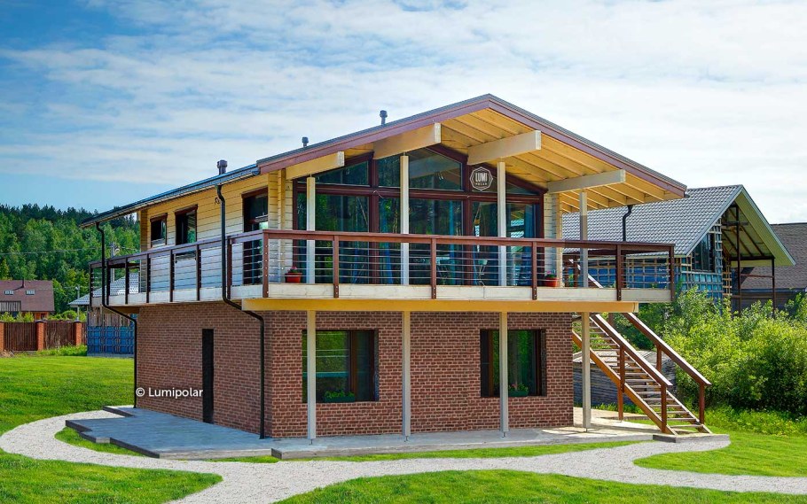 Дом с верандой на втором этаже