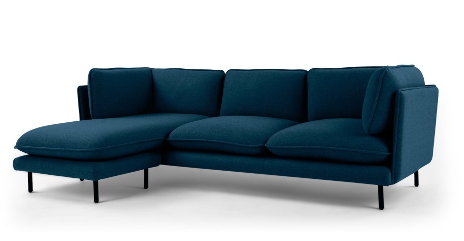 Диван на белом фоне