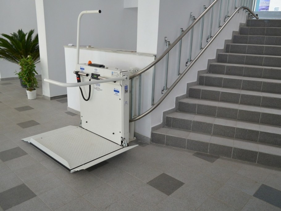 Лестничный гусеничный подъемник public