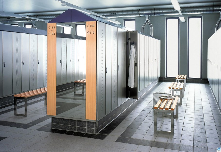 Школьная раздевалка