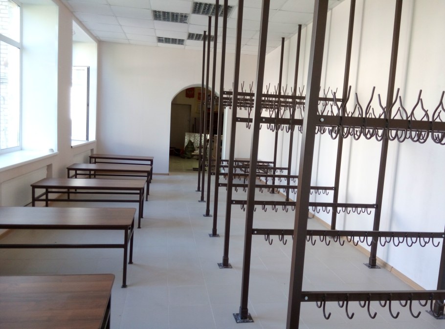 Интерьер гардероба в школе