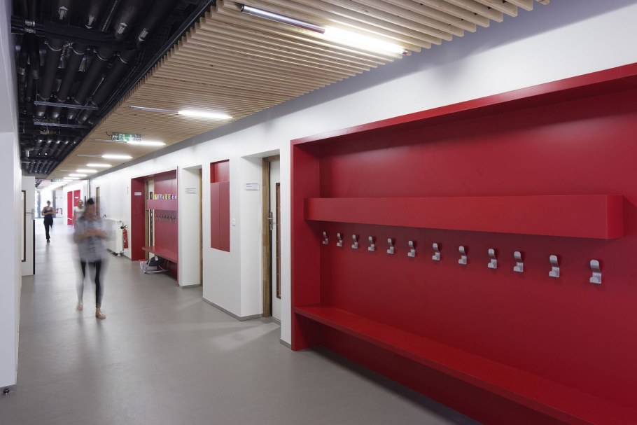 Современный гардероб в школе