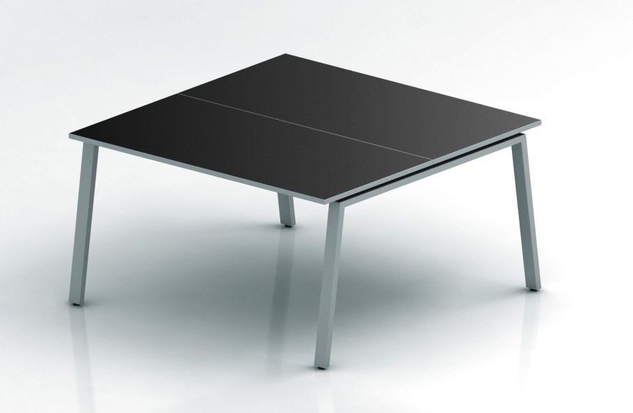 Большой стол на металлическом каркасе
