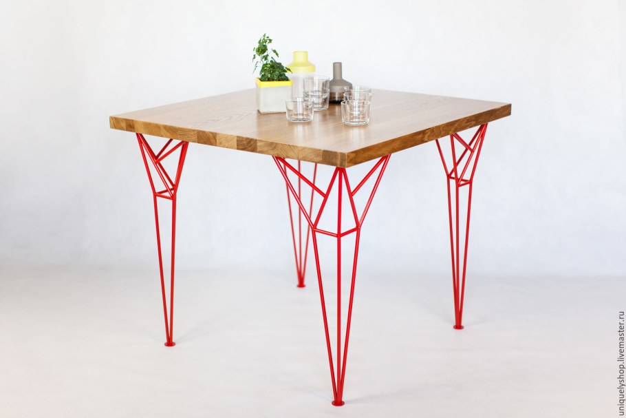 Стол с железным каркасом