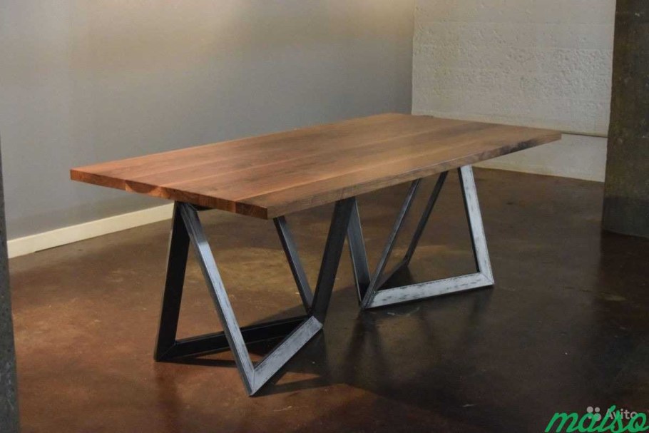 Стол на металлическом каркасе лофт