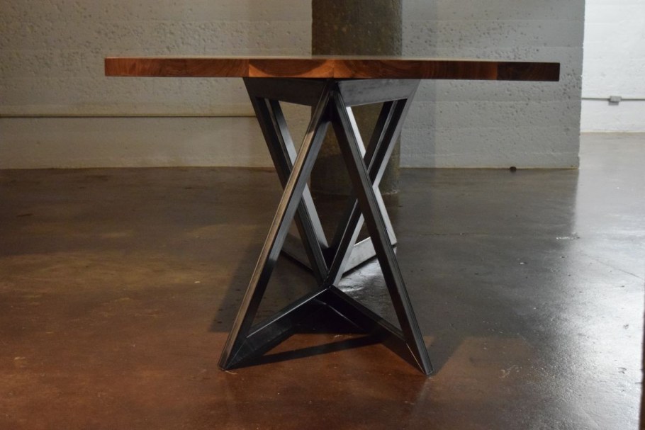 Столы с металлическими ножками в стиле лофт