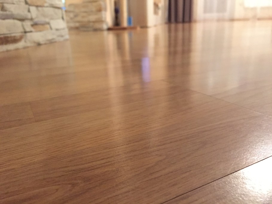 Ноги на деревянном полу