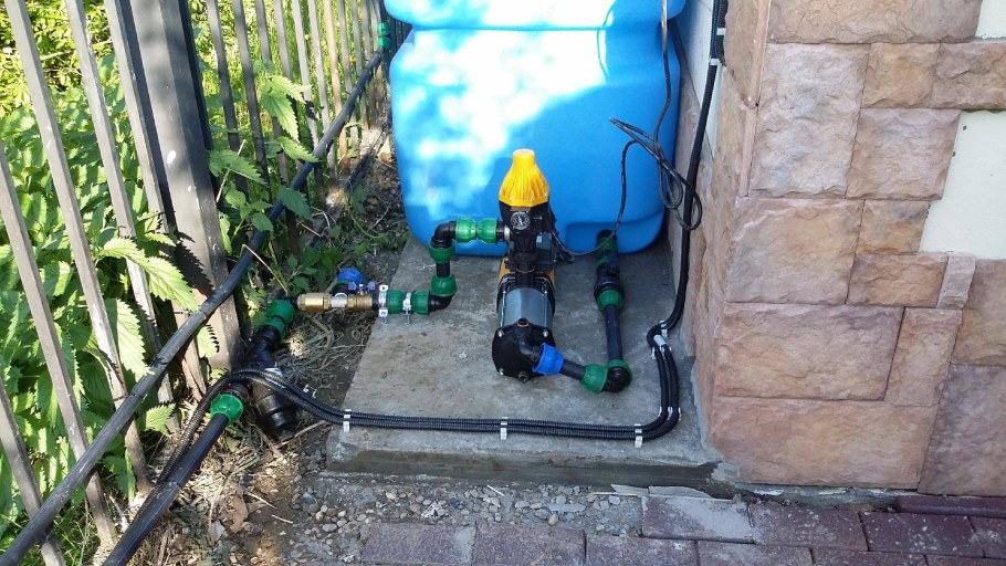 Капельная трубка для полива виноградного сада