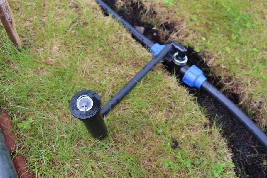 Прокладка трубы ПНД на даче