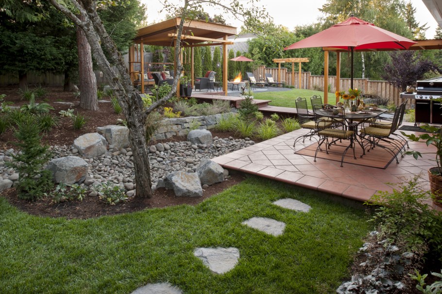 Задний двор с беседкой и детской площадкой