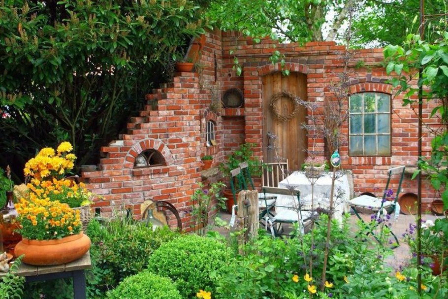 Декоративные руины из кирпича в саду
