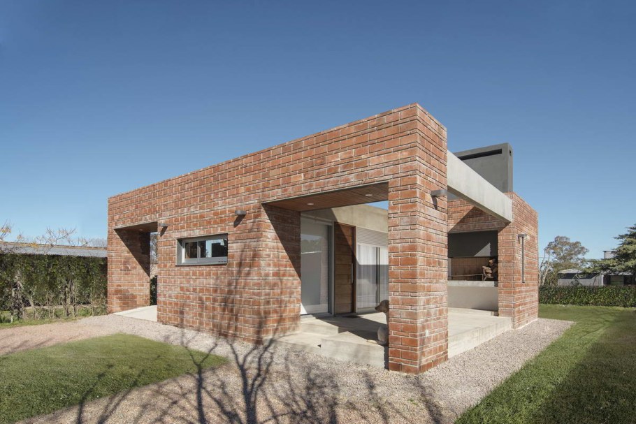 Компактный дом из кирпича