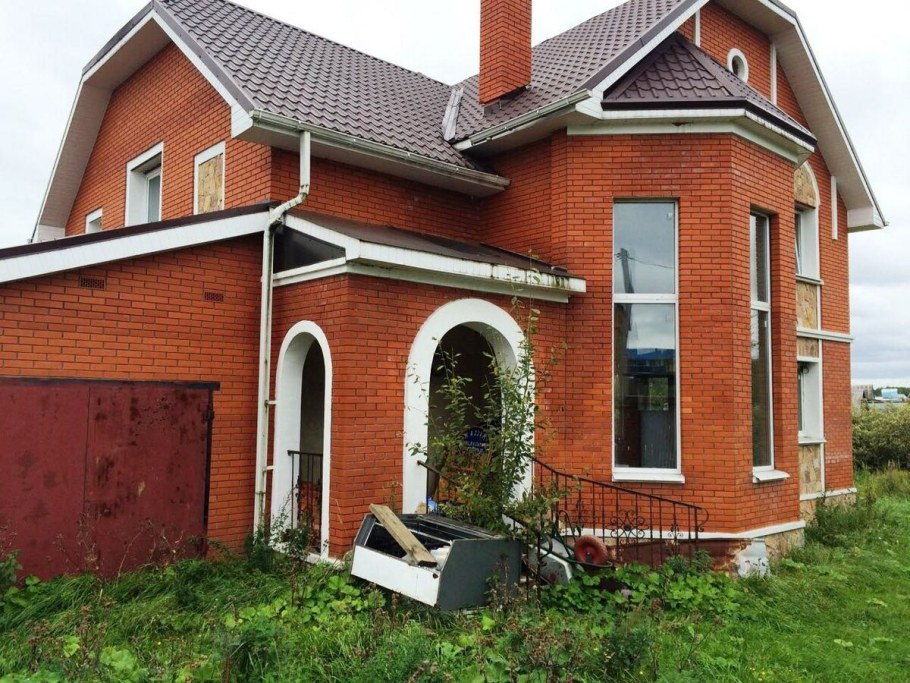 Кирпичный дом в деревне