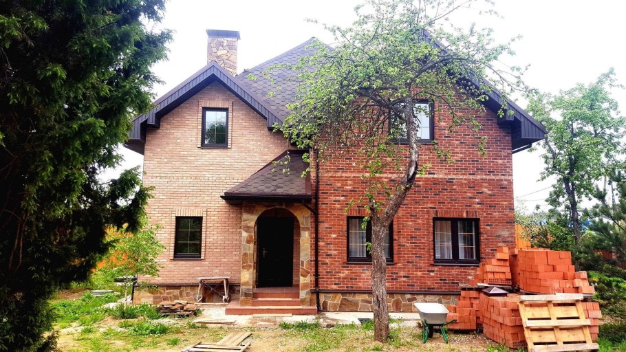 Дом из полнотелого красного кирпича