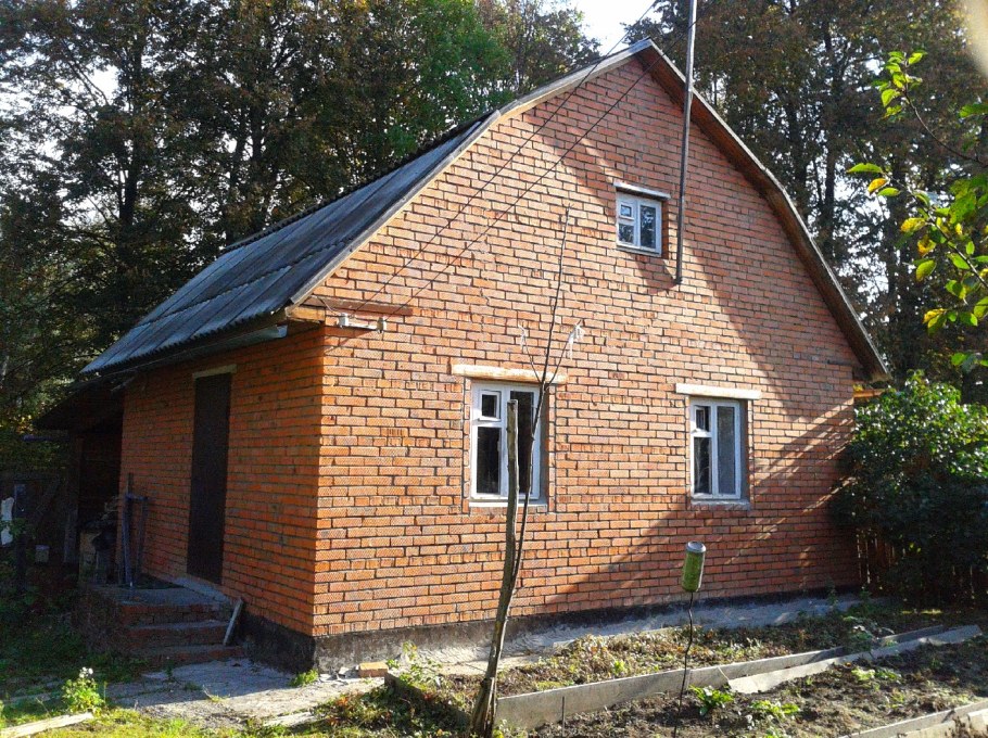 Маленький кирпичный домик