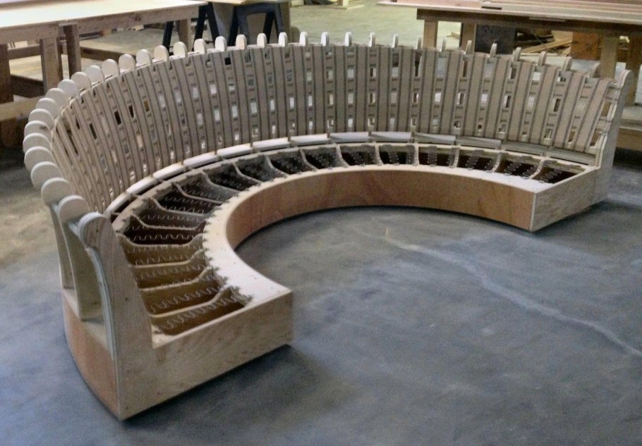 Круглый диван