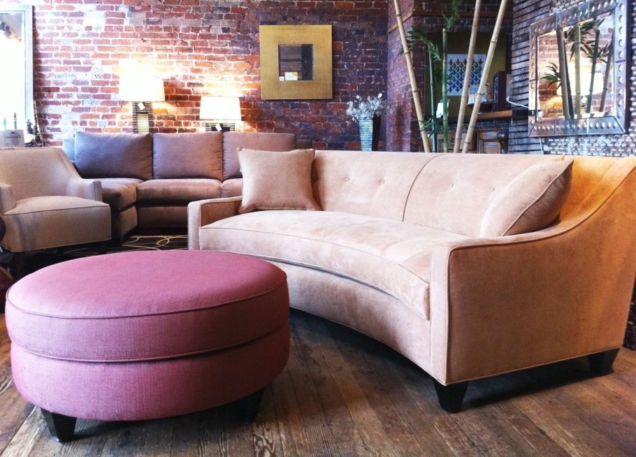 Полукруглый диван в интерьере