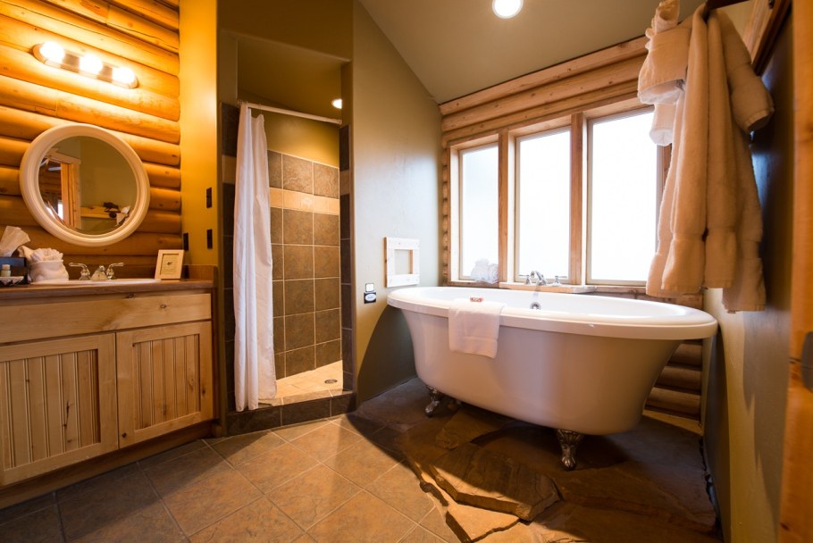 Душевая в деревенском стиле