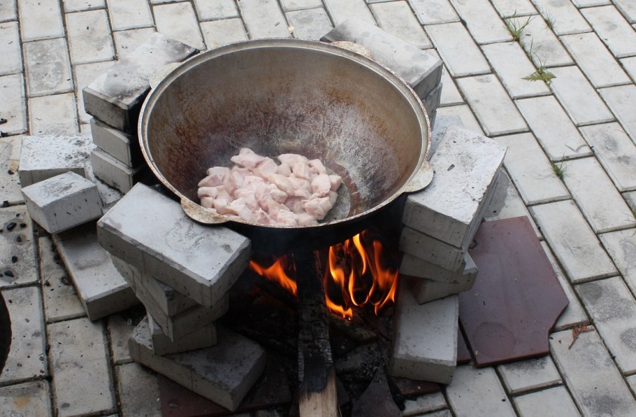 Подставка под казан из кирпича