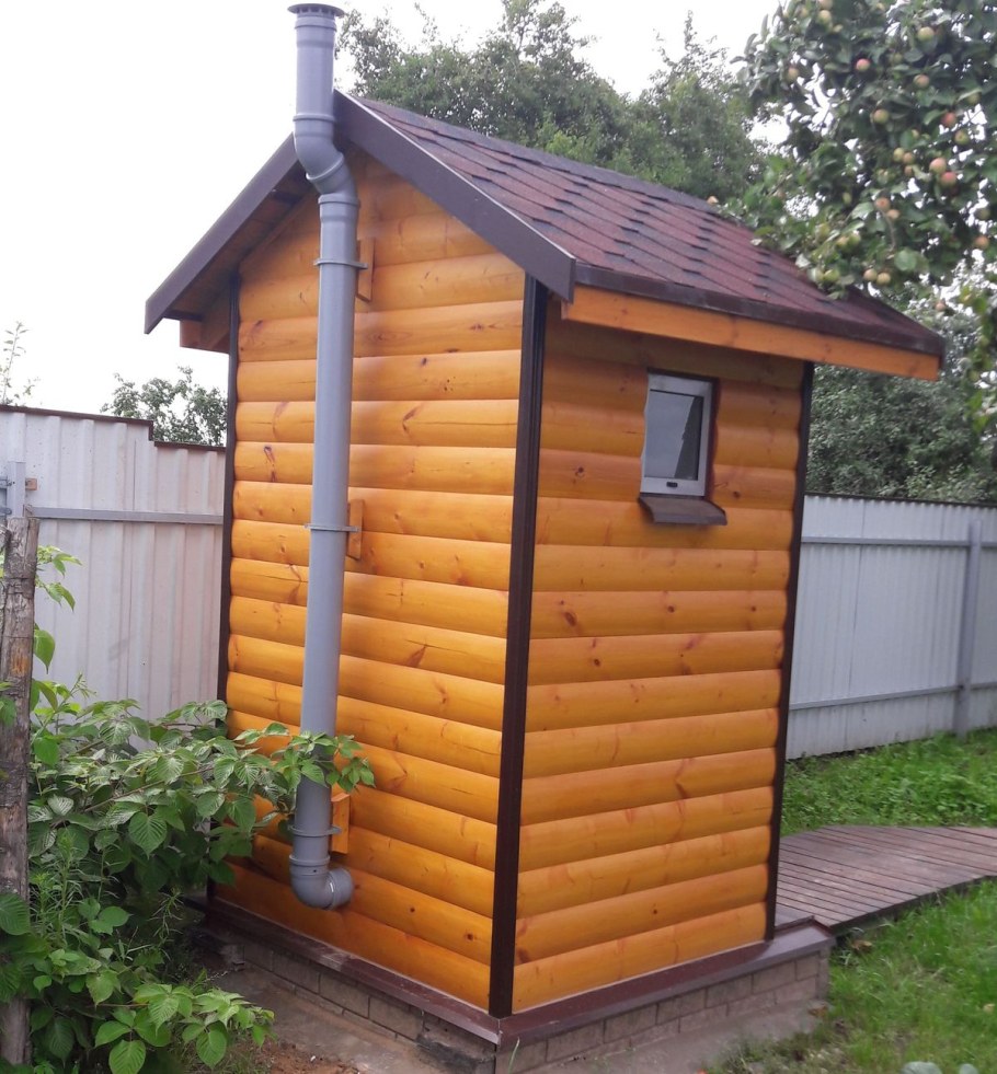 Туалет в дачном доме с унитазом