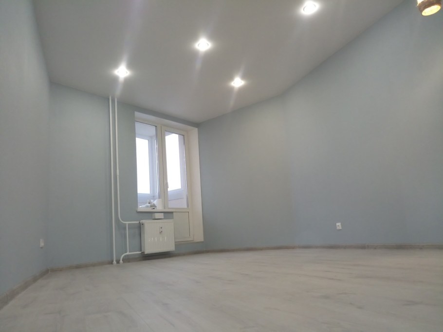 Натяжной потолок в новостройк