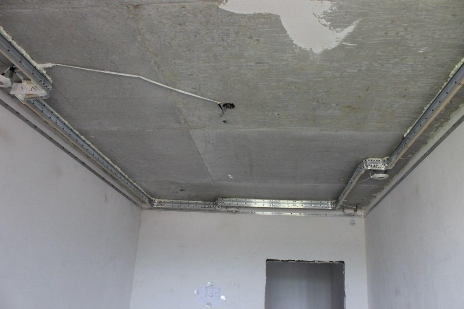 Бетонный потолок в новостройке