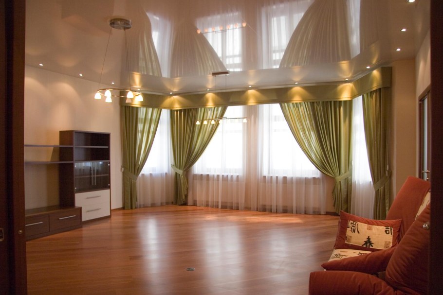 Натяжной потолок в гостиной