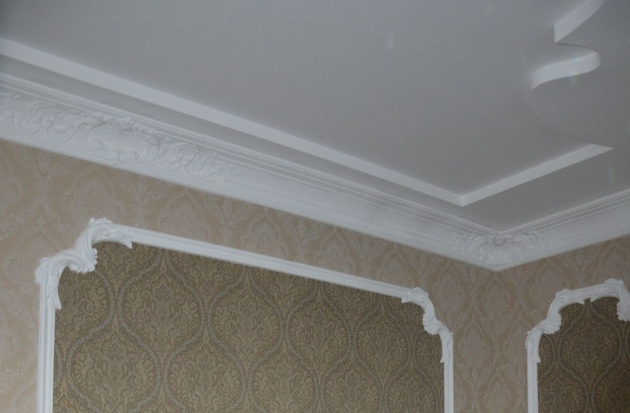 Белая стена с молдингами