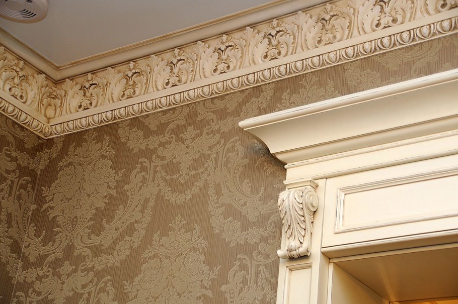 Молдинги и выключатели в интерьере