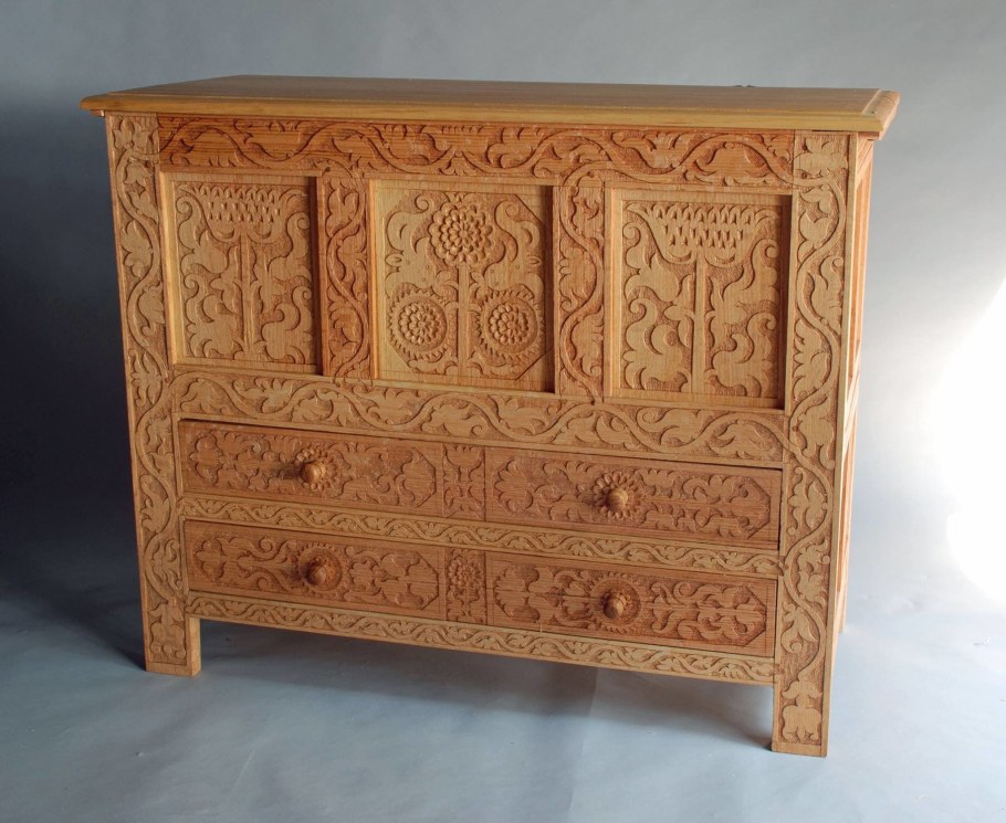 Резной комод из дерева