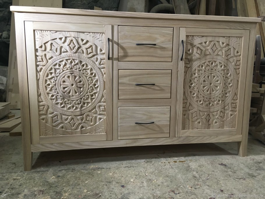 Комод с резьбой по дереву