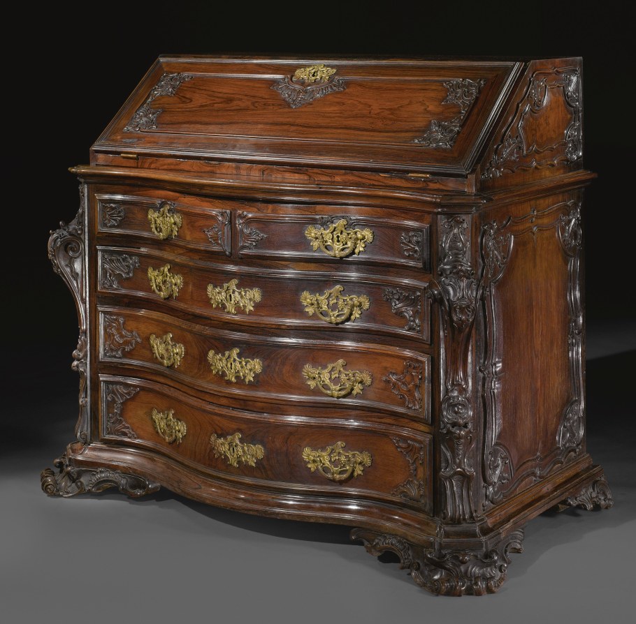 Резной буфет из дерева