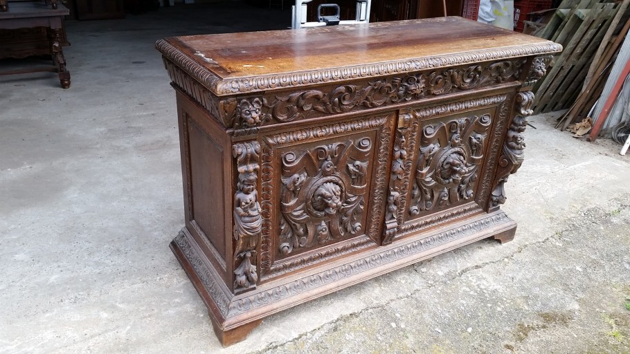 Комод с резьбой по дереву