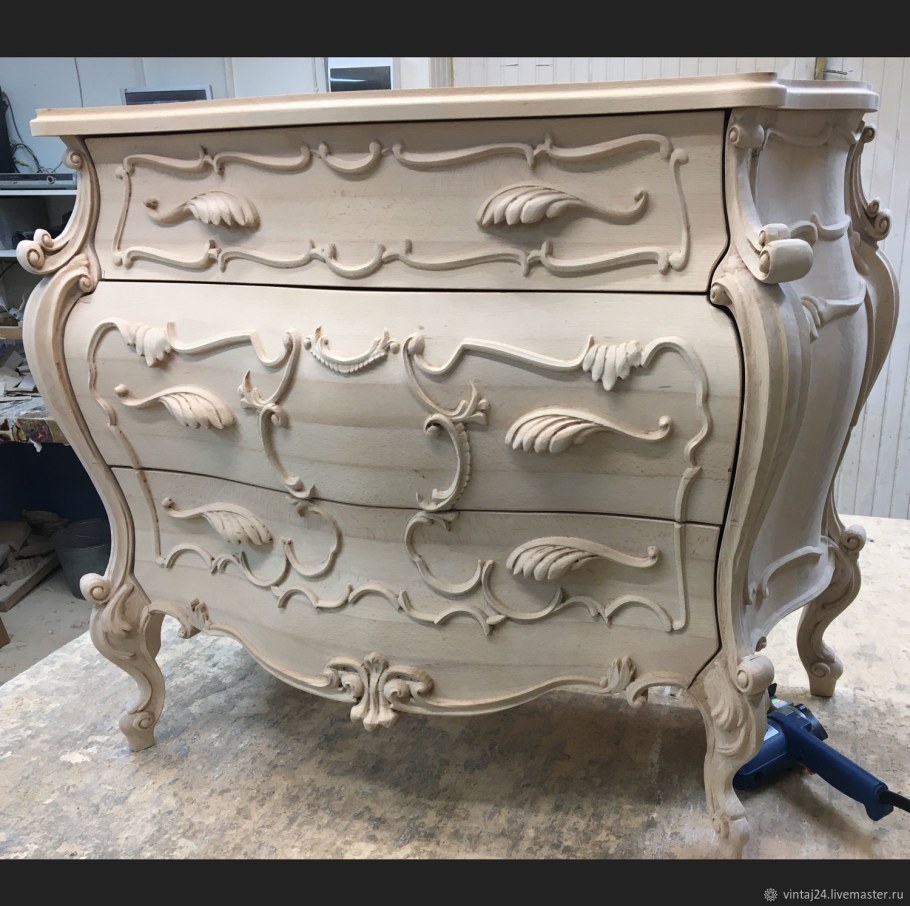 Старинный резной комод
