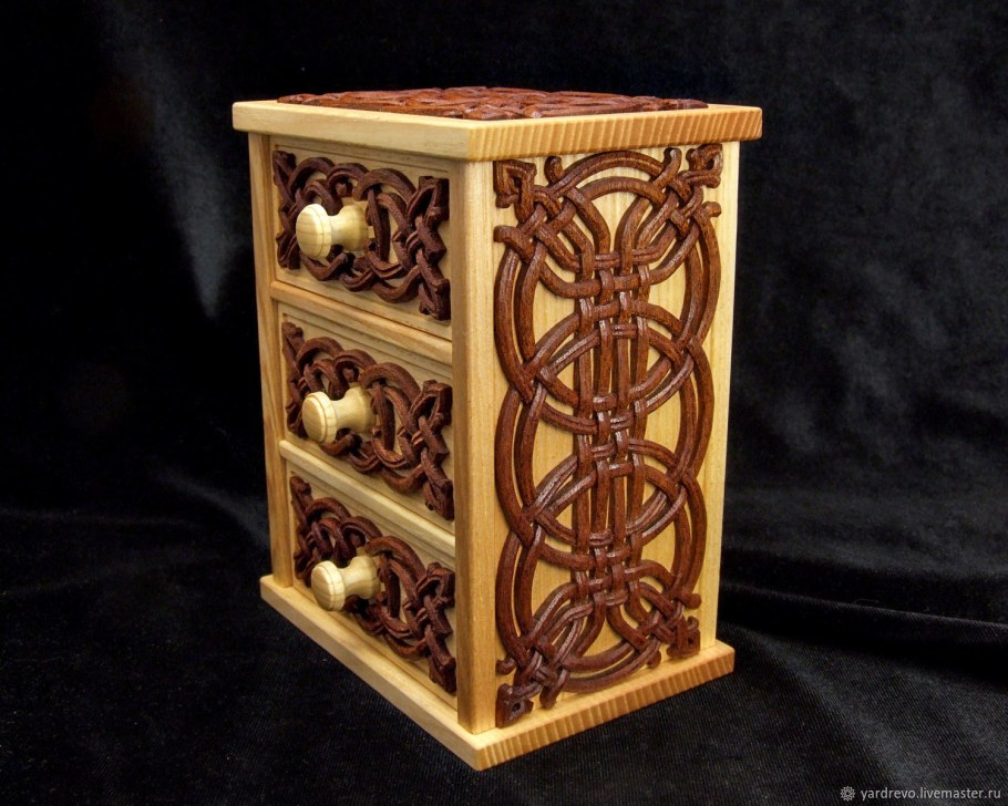 Комод резной