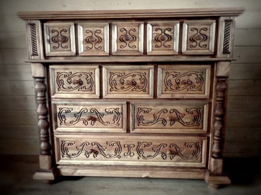 Резной комод из дерева
