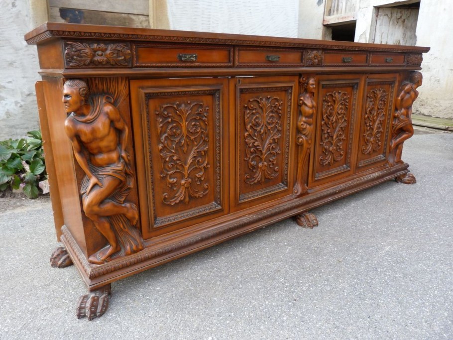 Антикварный резной сундук