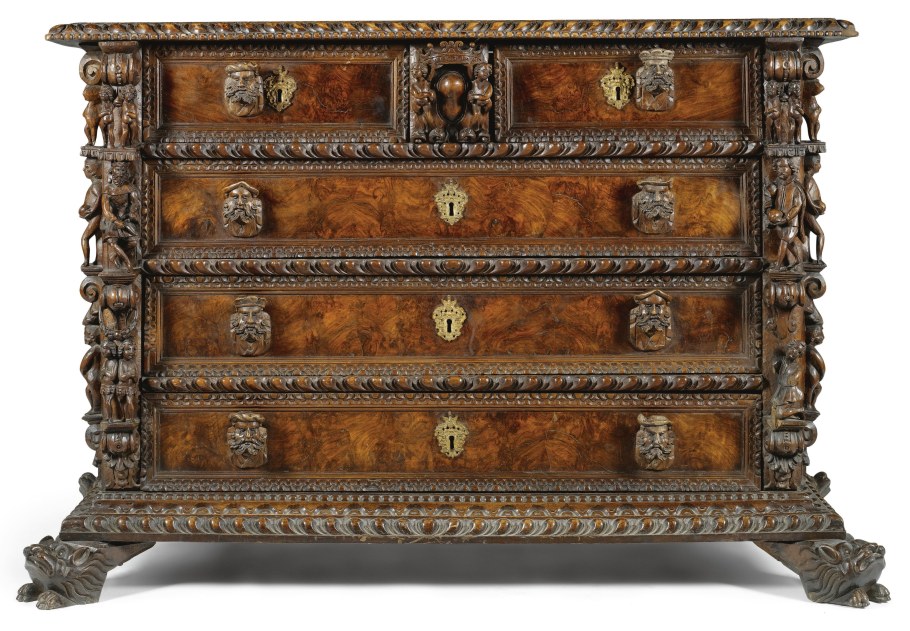 Старинная мебель из дерева